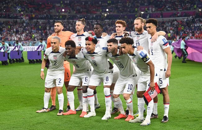 Fussball, Herren, Saison 2022 23, WM in Katar, Gruppe B (1. Spieltag), USA - Wales im Ahmed bin Ali Stadium in Ar-Rayyan, hintere Reihe v. l. Torhüter Matt Turner (USA), Walker Zimmerman (USA), Timothy Weah (USA), Josh Sargent (USA), Tim Ream (USA), Antonee Robinson (USA), vordere Reihe v.l. Sergino Dest (USA), Yunus Musah (USA), Weston McKennie (USA), Christian Pulisic (USA), Tyler Adams (USA), 21.11. 2022, *** Football, Men, 2022 23 season, World Cup in Qatar, Group B 1 matchday , USA Wales at Ahmed bin Ali Stadium in Ar Rayyan, back row v l goalkeeper Matt Turner USA , Walker Zimmerman USA , Timothy Weah USA , Josh Sargent USA , Tim Ream USA , Antonee Robinson USA , front row v l Sergino Dest USA , Yunus Musah USA , Weston McKennie USA , Christian Pulisic USA , Tyler Adams USA , 21 11 2022, Copyright: xMatthiasxKochx
