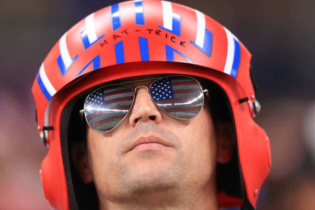 Football - FIFA World Cup, WM, Weltmeisterschaft, Fussball - Group B - USA v Wales 21st November 2022 - FIFA World Cup - Group B - USA v Wales - A fan wears USA themed sun glasses and helmet - Photo: Simon Stacpoole Offside. Doha Qatar *** Fußball FIFA Fussball-Weltmeisterschaft Gruppe B USA gegen Wales 21. November 2022 FIFA Fussball-Weltmeisterschaft Gruppe B USA gegen Wales Ein Fan trägt eine Sonnenbrille und einen Helm im USA-Design Foto Simon Stacpoole Abseits Doha Katar  Copyright: xSimonxStacpoolexOffside