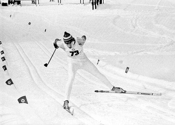 ARKIV 1984-02-13 Den svenska längdskidakaren Gunde Svan stakar mot mot mal som segrare i under sitt guldlopp pa 15 km längdskidakning vid de olympiska vinterspelen i Sarajevo, Jugoslavien 13:e februari 1984. Sarajevo Bosnia-Hercegovina x1001x *** ARCHIVE 1984 02 13 Swedish cross-country skier Gunde Svan strikes out towards the finish line as the winner during his 15 km cross-country skiing gold medal race at the Winter Olympics in Sarajevo, Yugoslavia 13th February 1984 Sarajevo Bosnia Hercegovina x1001x  Copyright: xJanxCollsiööx xTTx x SARAJEVO-OS-SKIDOR-15KM