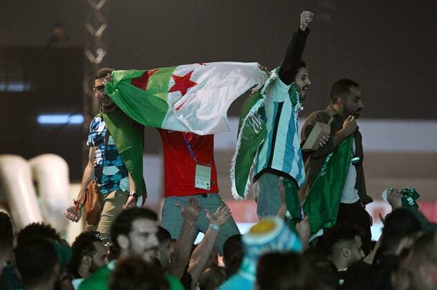 Qatar Soccer World Cup Fans 8321414 21.11.2022 Fans watch a broadcast of the Qatar 2022 World Cup Group B soccer match between US and Wales, in Doha, Qatar. Grigory Sysoev Sputnik Doha Qatar  Copyright: xGrigoryxSysoevx