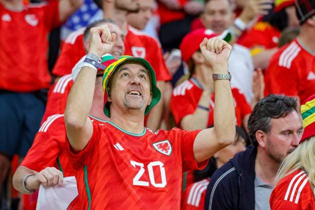 USA v Wales 2022 FIFA World Cup, WM, Weltmeisterschaft, Fussball 21 11 2022. Match Four Wales fans singing during the 2022 Fifa World Cup match between USA and Wales at Ahmad bin Ali Stadium, Al Rayyan, Qatar on 21 November 2022. Editorial use only , Copyright: xNigelxKeenex PSI-16402-0042