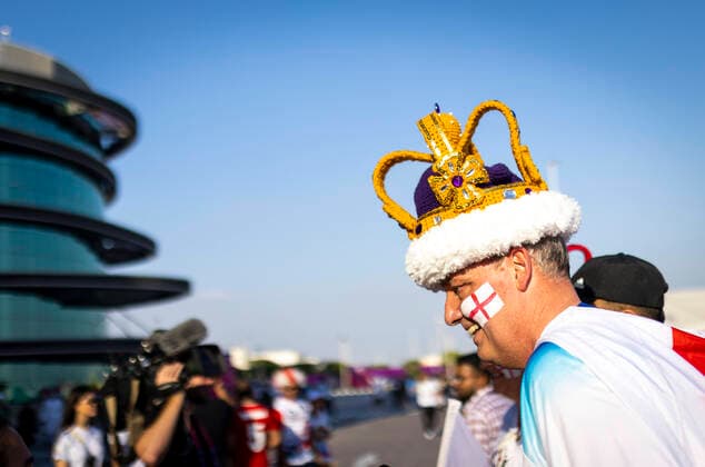 Doha, Qatar. 21st Nov, 2022. Englischer Fan mit Krone England - Iran World Cup 2022 in Qatar 21.11.2022 Credit: Moritz Müller *** Doha, Qatar 21st Nov, 2022 English fan with crown England Iran World Cup 2022 in Qatar 21 11 2022 Credit Moritz Müller