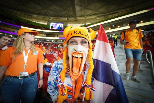 DOHA, QATAR - NOVEMBER 21: Supporter of Netherlands wearing a mask and with a flag during FIFA World Cup, WM, Weltmeisterschaft, Fussball Qatar 2022 group A match between Senegal and Netherlands on November 21, 2022, at Al Thumama Stadium in Doha, Qatar. (Photo by Florencia Tan Jun PxImages Icon Sportswire) SOCCER: NOV 21 FIFA World Cup - Netherlands v Senegal Icon221121003