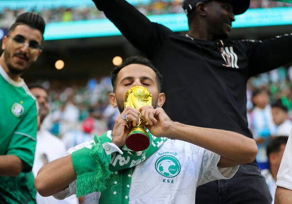 Argentina v Saudi Arabia 2022 FIFA World Cup, WM, Weltmeisterschaft, Fussball A Saudi Arabia fan kisses a replica World Cup trophy as he celebrates after the 2022 FIFA World Cup Group C match at Lusail Stadium, Lusail Content Not Available For UK Newspapers Copyright: xPaulxChestertonx FIL-17637-0266 UK Newspapers OUT