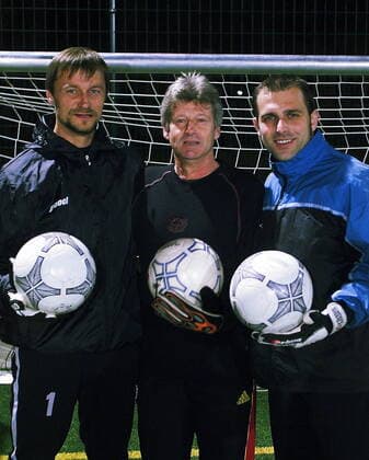 Dresden, historical, Soccer, Dynamo Dresden, regional league, Season 2003 04, Goalkeeper training with Werner Friese centre , Dynamo Goalkeeper Ignjac Kresic, Laubegast Goalkeeper Gunnar Grundmann 6 11 2003 Jürgen Lösel ATTENTION date Loud Caption Copyright: xSZ JürgenxLöselx