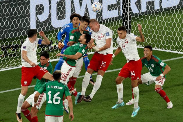 Mexiko - Polen 22. November 2022 FIFA Fussball-Weltmeisterschaft Gruppe C Mexiko - Polen Zusammenstoß der Köpfe zwischen Cesar Montes (Mexiko) und Kamil Glik (Polen) im Strafraum Foto Charlotte Wilson Abseits Doha Katar  Copyright: xCharlottexWilsonx xOffsidexOffside