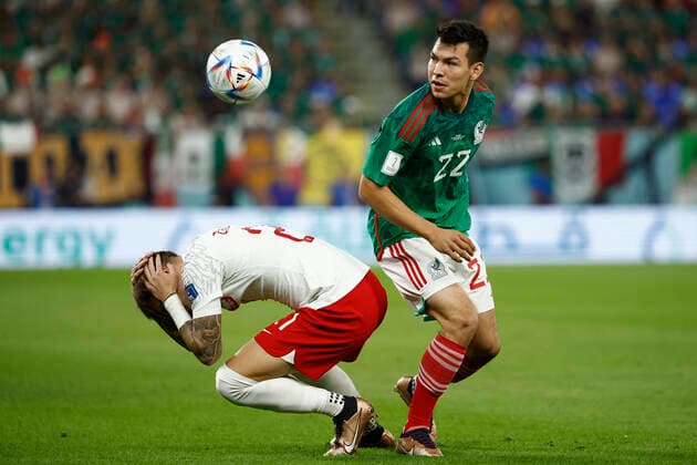 Hirving Lozano (R) of Mexico vies for the ball with Nicola Zalewski of Poland during a FIFA World Cup, WM, Weltmeisterschaft, Fussball soccer match of the group phase between Mexico and Poland at 974 stadium, Qatar, 22 November 2022. QATAR 2022: Mexico vs. Polonia !ACHTUNG: NUR REDAKTIONELLE NUTZUNG!  Copyright: xJoséxMéndezx GR2370 20221122-bae8f75e8721aa113ad4f84efdd3e668b7da2ce4