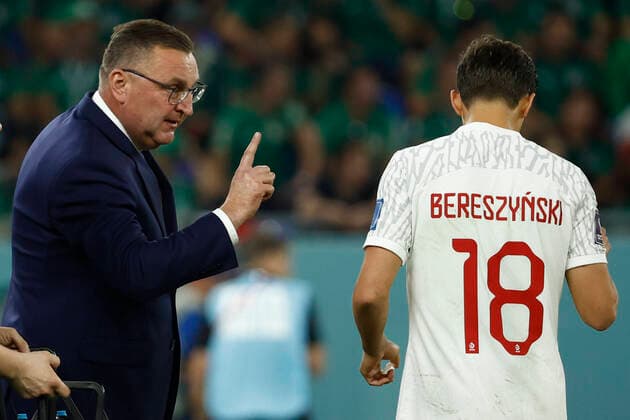 Czeslaw Michniewicz (L) head coach of Poland speaks with Bartosz Bereszynski during a FIFA World Cup, WM, Weltmeisterschaft, Fussball soccer match of the group phase between Mexico and Poland at 974 stadium, Qatar, 22 November 2022. QATAR 2022: Mexico vs. Polonia !ACHTUNG: NUR REDAKTIONELLE NUTZUNG!  Copyright: xJoséxMéndezx GR2381 20221122-de21b5d0350d0a270a4b67bfcebf9a2d82762e3f