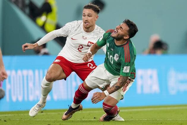 DOHA, 22-11-2022 Stadium 974, World Cup 2022 in Qatar game between Mexico vs Poland, Poland player Matty Cash, Mexico player Alexis Vega Mexico - Poland  x19310822x Copyright: