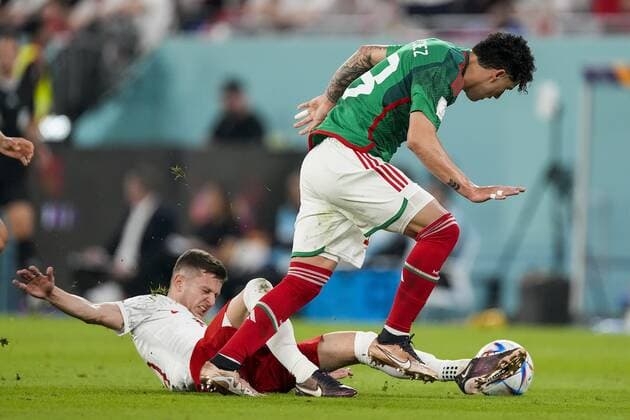 DOHA, 22-11-2022 Stadium 974, World Cup 2022 in Qatar game between Mexico vs Poland, Poland player Sebastian Szymanski, Mexico player Jorge Sanchez Mexico - Poland  x19310835x Copyright: