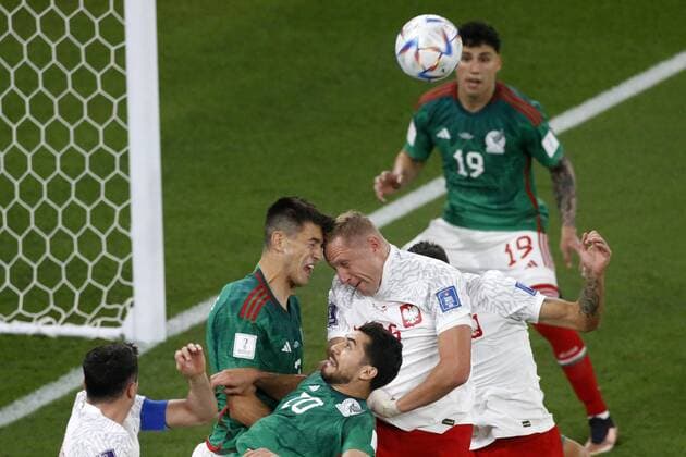 Sport Bilder des Tages RECORD DATE NOT STATED FIFA World Cup, WM, Weltmeisterschaft, Fussball Qatar 2022 Mexico vs Poland (L-R), Cesar Montes of Mexico and Kamil Glik of Poland during the game Mexican national team, Nationalteam (Mexico) vs Poland, Corresponding to Group C of the FIFA World Cup Qatar 2022, at 974 Stadium, Ras Abu Aboud, November 22, 2022. <br><br> (I-D), Cesar Montes de Mexico y Kamil Glik de Polonia durante el partido Seleccion Nacional Mexicana (Mexico) vs Polonia, correspondiente al Grupo C de la Copa Mundial de la FIFA Qatar 2022, en el Estadio 974, Ras Abu Aboud, 22 de noviembre de 2022. RAS ABU ABOUD DOHA QATAR Copyright: xAndresxPinax 20221122_6423