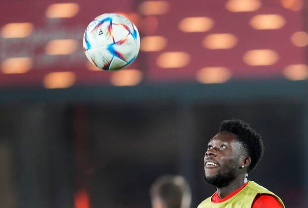 November 22, 2022, DOHA, QATAR: Canada forward Alphonso Davies eyes the ball during practice at the World Cup in Doha, Qatar, Tuesday, Nov. 22, 2022. Canada News - November 22, 2022  - ZUMAc35_ 20221122_zaf_c35_026 Copyright: xNathanxDenettex