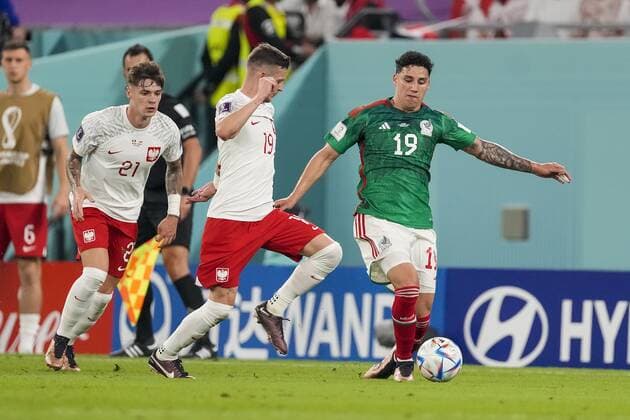 DOHA, 22-11-2022 Stadium 974, World Cup 2022 in Qatar game between Mexico vs Poland, Poland player Nicola Zalewski, Poland player Sebastian Szymanski, Mexico player Jorge Sanchez Mexico - Poland  x19310842x Copyright: