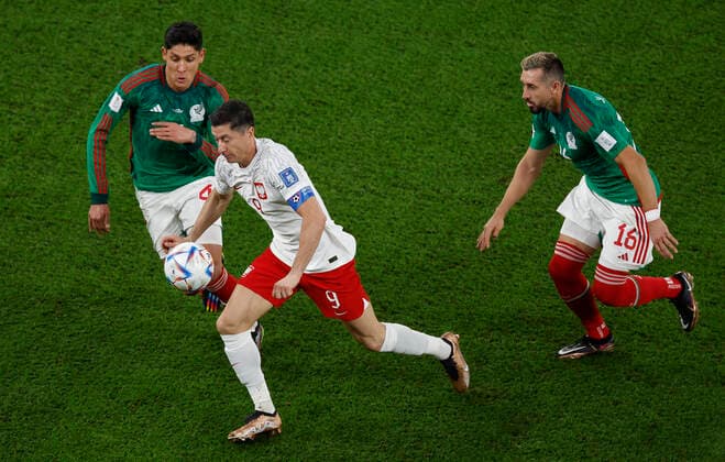 Edson Alvarez (L) and Hector Herrera (R) of Mexico dispute a ball with Robert Lewandowski of Poland today, in a group stage match of the Qatar 2022 Soccer World Cup between Mexico and Poland at the 974 Stadium in Doha, Qatar 22 November 2022. Soccer World Cup: Mexico - Poland !ACHTUNG: NUR REDAKTIONELLE NUTZUNG!  Copyright: xJJxGuillenx GR2375 20221122-31b4bdf095913a4a3882d524a24cfc59d1385b58