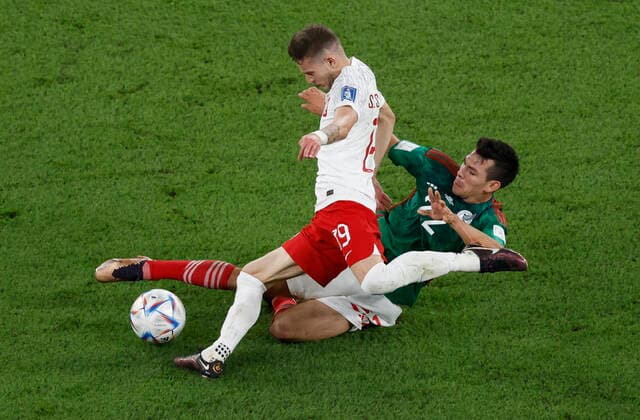 Hirving Lozano (R) from Mexico disputes a ball with Sebastian Szymanski from Poland today, in a group stage match of the Qatar 2022 Soccer World Cup between Mexico and Poland at the 974 Stadium in Doha, Qatar 22 November 2022. Soccer World Cup: Mexico - Poland !ACHTUNG: NUR REDAKTIONELLE NUTZUNG!  Copyright: xJJxGuillenx GR2423 20221122-c973d338dd7568cde8d989e7ca1c58a7c62ba901