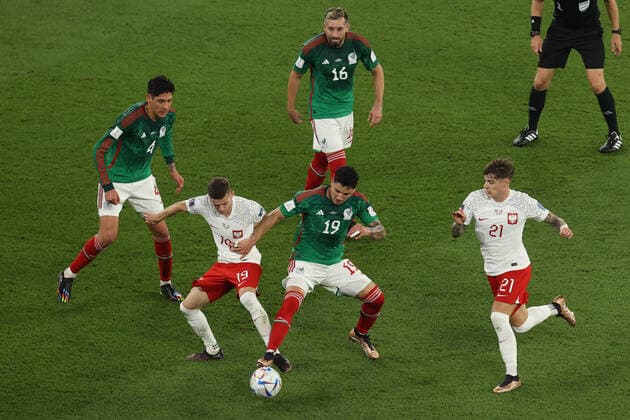 Mexiko - Polen 22. November 2022 Doha FIFA Fussball-Weltmeisterschaft Gruppe C Mexiko - Polen Jorge Sanchez (Mexiko) kommt vor Sebastian Szymanski (Polen) an den Ball Foto Charlotte Wilson Abseits Doha Katar  Copyright: xCharlottexWilsonx xOffsidexOffside