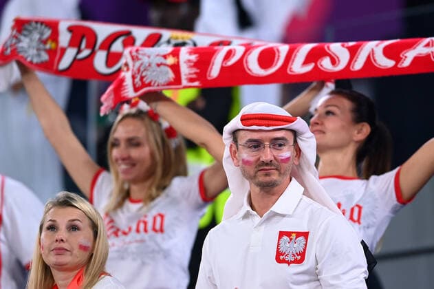 FUSSBALL WM 2022 VORRUNDE GRUPPE C Mexiko - Polen 22.11.2022 Ein polnischer Fan mit Kopftuch *** FOOTBALL World Cup 2022 PRE-ROUND ROUND GROUP C Mexico Poland 22 11 2022 A Polish fan with headscarf