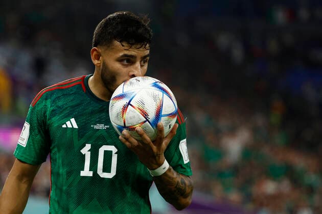 Alexis Vega of Mexico kisses the ball during a FIFA World Cup, WM, Weltmeisterschaft, Fussball soccer match of the group phase between Mexico and Poland at 974 stadium, Qatar, 22 November 2022. QATAR 2022: Mexico vs. Polonia !ACHTUNG: NUR REDAKTIONELLE NUTZUNG!  Copyright: xJoséxMéndezx GR2429 20221122-c546378bae16449177ea27d9d94f9483644fc19c