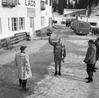 CORTINA 1956-02-01. Skridskoakaren Sigge Ericsson jublar efter sitt guld pa 10.000 m vid OS i Cortina. CORTINA ITALIEN OS x1900x *** CORTINA 1956 02 01 Skater Sigge Ericsson cheers after his gold medal in the 10 000 m at the Cortina Olympics CORTINA ITALY Olympics x1900x  Copyright: xTTxHISTORICALx SIGGE ERICSSON
