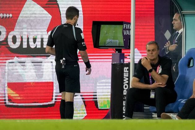 DOHA, 22-11-2022 Stadium 974, World Cup 2022 in Qatar game between Mexico vs Poland, referee Chris Beath watch to the VAR screen Mexico - Poland  x19310991x Copyright: