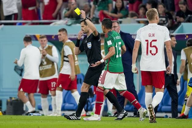 DOHA, 22-11-2022 Stadium 974, World Cup 2022 in Qatar game between Mexico vs Poland, referee Chris Beath give a yellow card to Mexico player Hector Moreno Mexico - Poland  x19310992x Copyright: