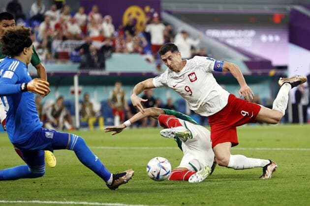 DOHA LR Mexico goalkeeper Guillermo Ochoa, Robert Lewandowski of Poland, Hector Moreno of Mexico during the FIFA World Cup Qatar 2022 group C match between Mexico and Poland at 974 Stadium on November 22, 2022 in Doha, Qatar AP Dutch Height MAURICE OF STONE FIFA World Cup Qatar 2022 2022 xVIxANPxSportx xMauricexvanxSteenxWKxIVx 458211385 originalFilename: 458211385.jpg