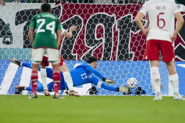 DOHA, 22-11-2022 Stadium 974, World Cup 2022 in Qatar game between Mexico vs Poland, Mexico goalkeeper Guillermo Ochoa stops the penalty of Poland player Robert Lewandowski Mexico - Poland  x19310994x Copyright: