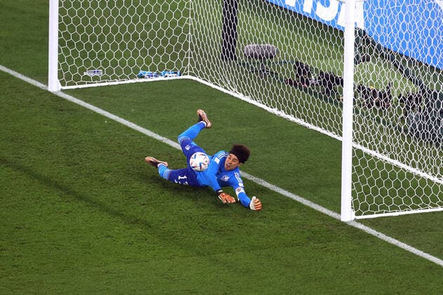 Mexiko - Polen 22. November 2022 Doha FIFA Fussball-Weltmeisterschaft Gruppe C Mexiko - Polen Der mexikanische Torhüter Guillermo Ochoa pariert einen Elfmeter von Robert Lewandowski (Polen) Foto Charlotte Wilson Abseits Doha Katar  Copyright: xCharlottexWilsonx xOffsidexOffside