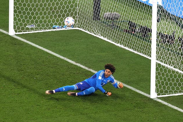 Mexiko - Polen 22. November 2022 Doha FIFA Fussball-Weltmeisterschaft Gruppe C Mexiko - Polen Der mexikanische Torhüter Guillermo Ochoa pariert einen Elfmeter von Robert Lewandowski (Polen) Foto Charlotte Wilson Abseits Doha Katar  Copyright: xCharlottexWilsonx xOffsidexOffside