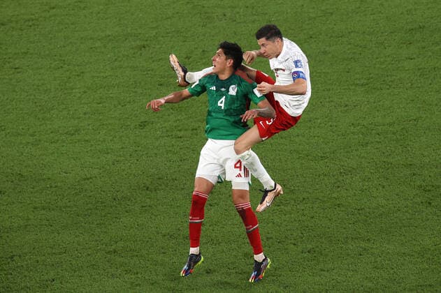 Mexiko - Polen 22. November 2022 Doha FIFA Fussball-Weltmeisterschaft Gruppe C Mexiko - Polen Edson Alvarez (Mexiko) und Robert Lewandowski (Polen) kämpfen um den Ball Foto Charlotte Wilson Abseits Doha Katar  Copyright: xCharlottexWilsonx xOffsidexOffside