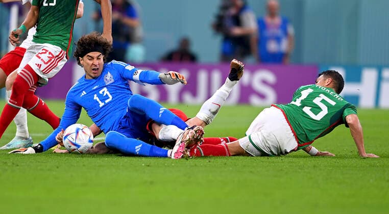 FOOTBALL World Cup 2022 PRE-ROUND GROUP C Mexico Poland 22 11 2022 penalty foul, after the foul there is a penalty for Poland, goalkeeper Guillermo Ochoa li, Mexico foul on Robert Lewandowski center, Poland by Hector Moreno r, Mexico