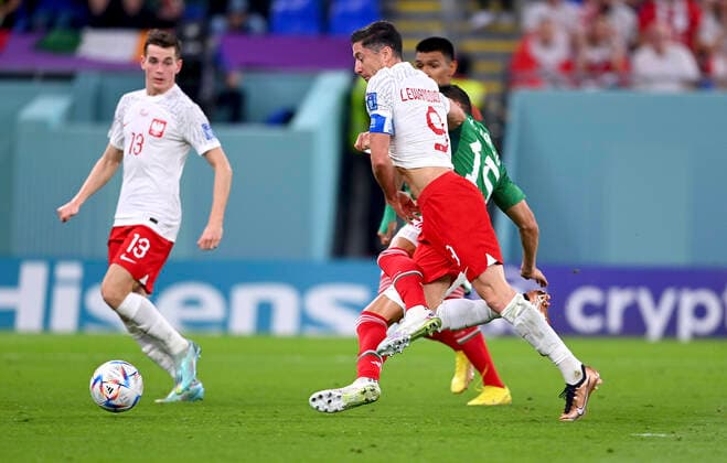 FOOTBALL World Cup 2022 PRE-ROUND GROUP C Mexico Poland 22 11 2022 penalty foul, after the foul there is a penalty for Poland, Jakub Kaminski li, Poland foul on Robert Lewandowski center, Poland by Hector Moreno r, Mexico