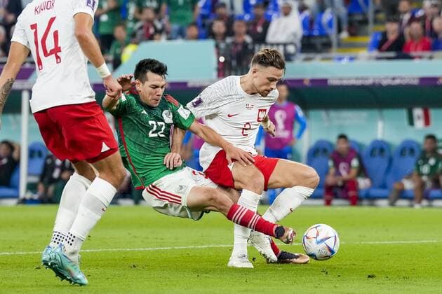 DOHA, 22-11-2022 Stadium 974, World Cup 2022 in Qatar game between Mexico vs Poland, Mexico player Hirving Lozano, Poland player Matty Cash Mexico - Poland  x19311092x Copyright: