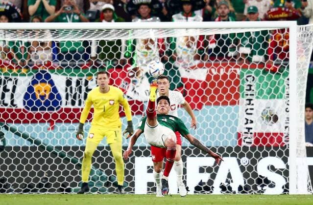 Mandatory Credit: Photo by Michael Zemanek Shutterstock (13626433ce) Edson Alvarez of Mexico attempts an overhead kick. Mexico v Poland, FIFA World Cup, WM, Weltmeisterschaft, Fussball 2022, Group C, Football, Stadium 974, Doha, Qatar - 22 Nov 2022 Editorial Use Only Mexico v Poland, FIFA World Cup 2022, Group C, Football, Stadium 974, Doha, Qatar - 22 Nov 2022 Editorial Use Only Copyright: xMichaelxZemanek Shutterstockx 13626433ce