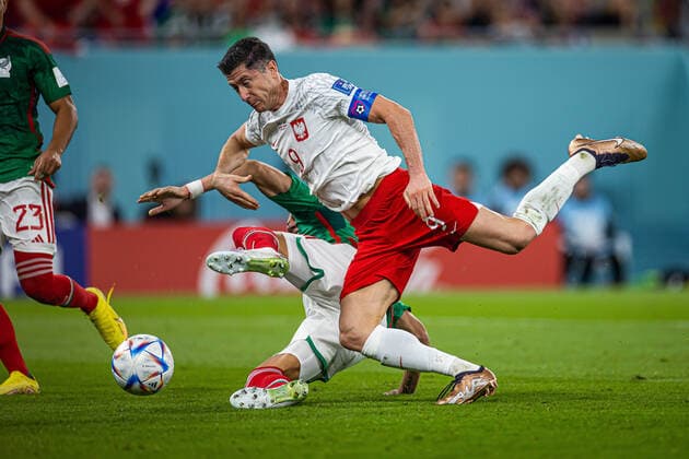 22.11.2022 DOHA, KATAR, STADIUM 974, PILKA NOZNA MISTRZOSTWA SWIATA W PILCE NOZNEJ KATAR 2022 ( FIFA World Cup, WM, Weltmeisterschaft, Fussball QATAR 2022 ) MECZ MEKSYK - POLSKA GAME MEXICO - POLAND NZ ROBERT LEWANDOWSKI HECTOR MORENO FOTO LUKASZ SKWIOT CYFRASPORT NEWSPIX.PL --- Newspix.pl  20221122CSLS148