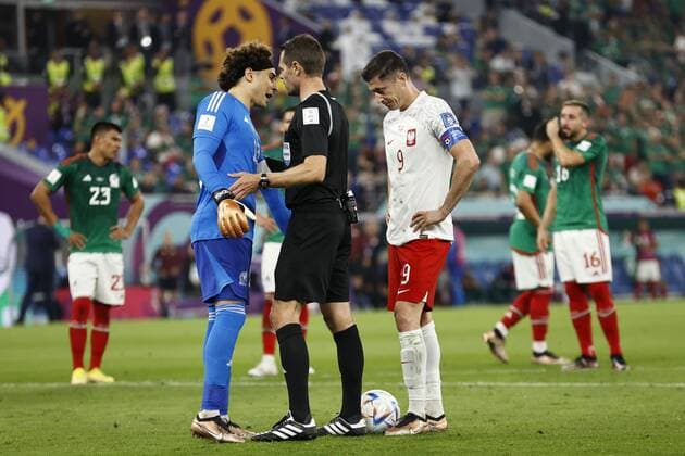 DOHA LR Mexico goalkeeper Guillermo Ochoa, Referee Chris Beath, Robert Lewandowski of Poland during the FIFA World Cup Qatar 2022 group C match between Mexico and Poland at 974 Stadium on November 22, 2022 in Doha, Qatar AP Dutch Height MAURICE OF STONE FIFA World Cup Qatar 2022 2022 xVIxANPxSportx xMauricexvanxSteenxWKxIVx 458212918 originalFilename: 458212918.jpg