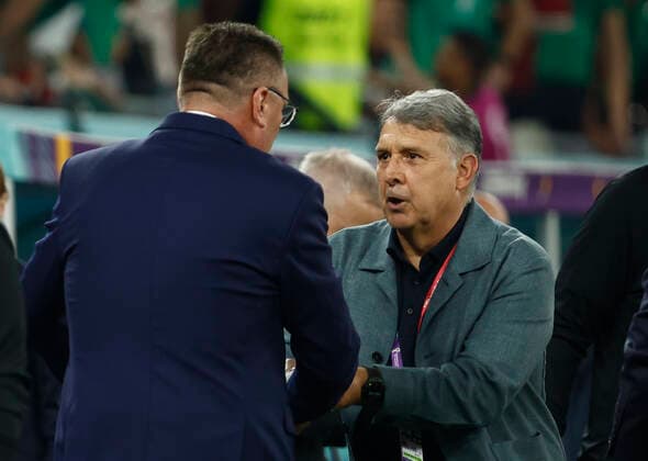 Gerardo Martino (R) head coach of Mexico shakes hands with Czeslaw Michniewicz head coach of Poland after the FIFA World Cup, WM, Weltmeisterschaft, Fussball soccer match of the group phase between Mexico and Poland at 974 stadium, Qatar, 22 November 2022. QATAR 2022: Mexico vs. Polonia !ACHTUNG: NUR REDAKTIONELLE NUTZUNG!  Copyright: xJoséxMéndezx GR2503 20221122-b40bba26e9dbb2fae4a2d417d61150c2e253f82a