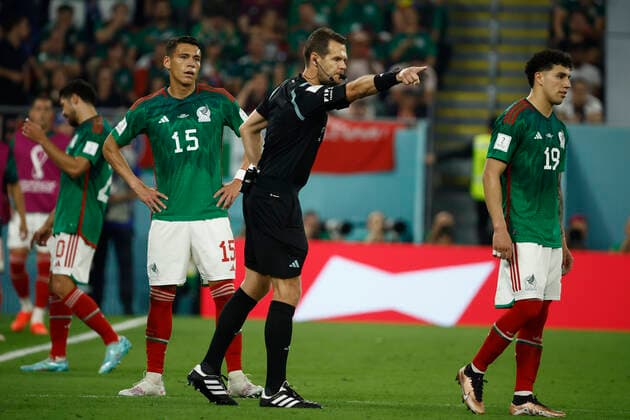 Australian referee Chris Beath (C) reacts during the FIFA World Cup, WM, Weltmeisterschaft, Fussball soccer match of the group phase between Mexico and Poland at 974 stadium, Qatar, 22 November 2022. QATAR 2022: Mexico vs. Polonia !ACHTUNG: NUR REDAKTIONELLE NUTZUNG!  Copyright: xJoséxMéndezx GR2493 20221122-c7397adcd02dc92bb7a17c851723f9334e5bc8bc