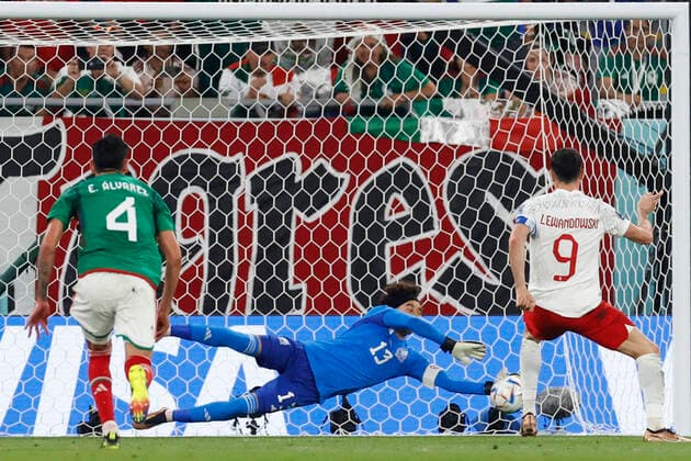 Guillermo Ochoa (C) Mexico stops a penalty from Robert Lewandowski (R) of Poland during a FIFA World Cup, WM, Weltmeisterschaft, Fussball soccer match of the group phase between Mexico and Poland at 974 stadium in Doha, Qatar, 22 November 2022. EFE . QATAR 2022: Mexico vs. Polonia !ACHTUNG: NUR REDAKTIONELLE NUTZUNG!  Copyright: xEstebanxBibax GR2463 20221122-5f282342eecdc40462d1058f82194358997efea2