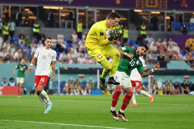 Mexico vs Poland DOHA, CA - 22.11.2022: MEXICO VS POLAND - Wojciech Szcz?sny of Poland and Alexis Vega of Mexico during the match between Mexico and Poland, valid for the group stage of the World Cup, held at 974 Stadium in Doha, Qatar. (Photo: Richard Callis Fotoarena) x2297296x  RichardxCallis