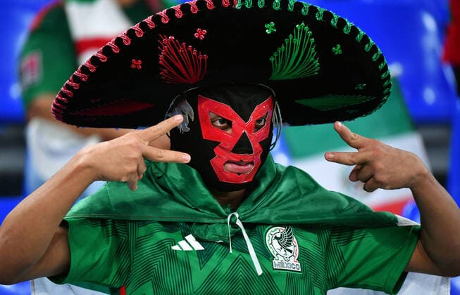 Fussball, Weltmeisterschaft, 2022, Herren, Qatar, Gruppe C, 1. Spieltag, Stadium 974: Mexico - Polen; Fans Mexiko. Fan, Fans, Fankultur, Begeisterung. FIFA REGULATIONS PROHIBIT ANY USE OF PHOTOGRAPHS AS IMAGE SEQUENCES AND OR QUASI-VIDEO *** Football, World Cup, 2022, Men, Qatar, Group C, 1 Matchday, Stadium 974 Mexico Poland Fans Mexico Fan, Fans, Fan Culture, Enthusiasm FIFA REGULATES PROHIBIT ANY USE OF PHOTOGRAPHS AS IMAGE SEQUENCES AND OR QUASI VIDEO