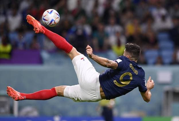 Foto Fabio Ferrari LaPresse 22 Novembre 2022 Al Wakrah, Qatar - - Calcio - Qatar 2022 - Coppa del Mondo Fifa - Francia vs Australia - Gruppo c - Fase a Gironi - Lusail Stadium. Nella foto: Giroud Olivier (France), Rowles Kye (Australia) November 22, 2022 Al Wakrah, Qatar - sport - Soccer - Qatar 2022- FIFA World Cup, WM, Weltmeisterschaft, Fussball - France v Australia - Group c - group stage - Al Lusail Stadium. In the pic: Giroud Olivier (France), Rowles Kye (Australia)  Copyright: xFabioxFerrari LaPressex