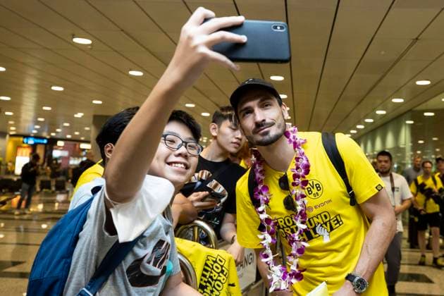 Borussia Dortmund Asia trip to Singapore on 22 11 2022 Dortmunds Mats Hummels takes a selfie with a fan after arriving at Singapore airport Copyright: xKirchner MarcoxSteinbrennerx