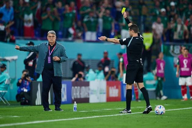 Sport Bilder des Tages RECORD DATE NOT STATED FIFA World Cup, WM, Weltmeisterschaft, Fussball Qatar 2022 Mexico vs Poland Referee Chris Beath of Australia shows yellow card to Gerardo Martino head coach of Mexico during the game Mexican national team, Nationalteam (Mexico) vs Poland, Corresponding to Group C of the FIFA World Cup Qatar 2022, at 974 Stadium, Ras Abu Aboud, November 22, 2022. <br><br> Arbitro Chris Beath de Australia muestra tarjeta amarilla a Gerardo Martino Director Tecnico de Mexico durante el partido Seleccion Nacional Mexicana (Mexico) vs Polonia, correspondiente al Grupo C de la Copa Mundial de la FIFA Qatar 2022, en el Estadio 974, Ras Abu Aboud, 22 de noviembre de 2022. RAS ABU ABOUD DOHA QATAR Copyright: xJorgexMartinezx 20221122_6654