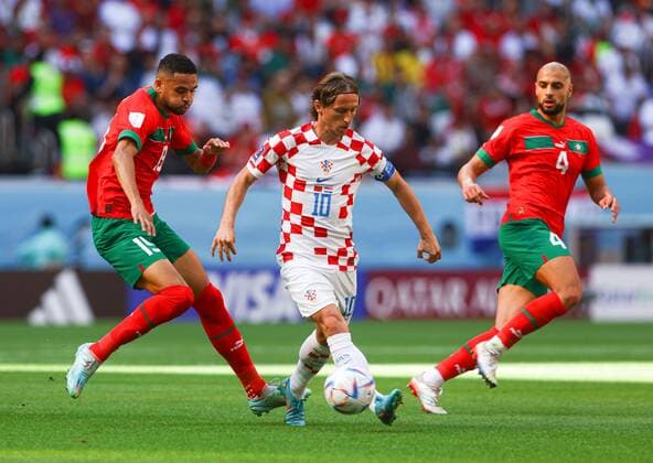 Sport Bilder des Tages Mandatory Credit: Photo by Kieran McManus Shutterstock (13626453v) Luka Modric of Croatia is challenged by Yousseff En-Nesyri of Morocco and Sofyan Amrabat Morocco v Croatia, FIFA World Cup, WM, Weltmeisterschaft, Fussball 2022, Group F, Football, Al Bayt Stadium, Al Khor, Qatar - 23 Nov 2022 Editorial Use Only Morocco v Croatia, FIFA World Cup 2022, Group F, Football, Al Bayt Stadium, Al Khor, Qatar - 23 Nov 2022 Editorial Use Only  Copyright: xKieranxMcManus Shutterstockx 13626453v