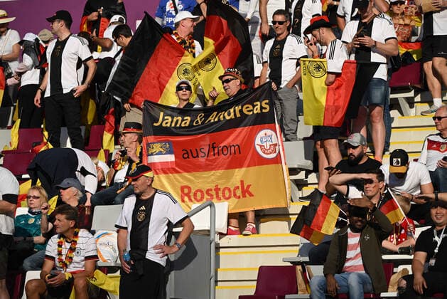 Fussball, Herren, Saison 2022 23, WM in Katar, Gruppe E (1. Spieltag), Deutschland - Japan im Khalifa International Stadium in Ar-Rayyan, Fans von Deutschland, Jana & Andreas aus Rostock, 23.11. 2022, *** Football, men, 2022 23 season, World Cup in Qatar, Group E 1 matchday , Germany Japan at Khalifa International Stadium in Ar Rayyan, fans of Germany, Jana Andreas from Rostock, 23 11 2022, Copyright: xMatthiasxKochx