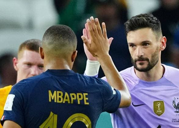 Mandatory Credit: Photo by Javier Garcia Shutterstock (13626445jb) Goalkeeper Hugo Lloris high fives Kylian Mbappe of France France v Australia, FIFA World Cup, WM, Weltmeisterschaft, Fussball 2022, Group D, Football, Al Janoub Stadium, Al Wakrah, Qatar - 22 Nov 2022 Editorial Use Only France v Australia, FIFA World Cup 2022, Group D, Football, Al Janoub Stadium, Al Wakrah, Qatar - 22 Nov 2022 Editorial Use Only Copyright: xJavierxGarcia Shutterstockx 13626445jb