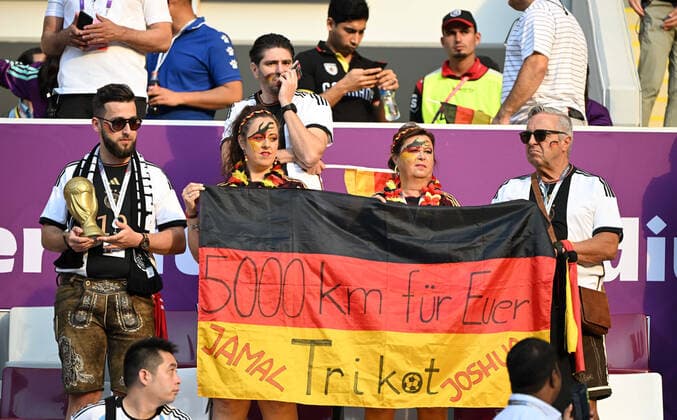 Fussball, Herren, Saison 2022 23, WM in Katar, Gruppe E (1. Spieltag), Deutschland - Japan im Khalifa International Stadium in Ar-Rayyan, Fans von Deutschland mit Fahne, 23.11. 2022, *** Football, Men, 2022 23 season, World Cup in Qatar, Group E 1 match day , Germany Japan at Khalifa International Stadium in Ar Rayyan, fans of Germany with flag, 23 11 2022, Copyright: xMatthiasxKochx