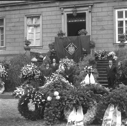 Trauerfeier und Beerdigung des Automobilrennfahrers Graf Berghe von Trips am 14.09.1961 in Kerpen. Links vorn: Hans Herrmann Links hinten: Edgar Barth Rechts vorn: Richie Ginther Rechts hinten Phil Hill und ganz rechts sitzend Frau Laura Ferrari Nur fuer journalistische Zwecke! Only for editorial use! *** Funeral service and burial of the automobile racing driver Graf Berghe von Trips on 14 09 1961 in Kerpen Left in front Hans Herrmann Left behind Edgar Barth Right in front Richie Ginther Right behind Phil Hill and far right seated Mrs. Laura Ferrari Only for journalistic purposes Only for editorial use HM
