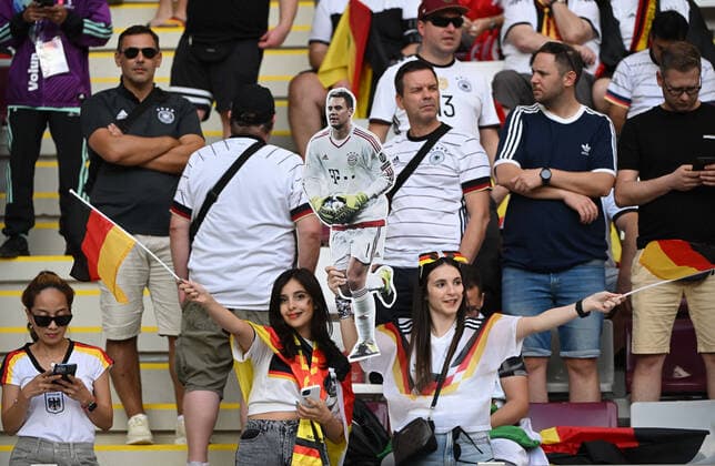 Fussball, Herren, Saison 2022 23, WM in Katar, Gruppe E (1. Spieltag), Deutschland - Japan im Khalifa International Stadium in Ar-Rayyan, Fans von Deutschland mit Pappfigur von Torhüter Manuel Neuer (Deutschland), 23.11. 2022, *** Football, men, 2022 23 season, World Cup in Qatar, Group E 1 matchday , Germany Japan at Khalifa International Stadium in Ar Rayyan, fans of Germany with cardboard figure of goalkeeper Manuel Neuer Germany , 23 11 2022, Copyright: xMatthiasxKochx